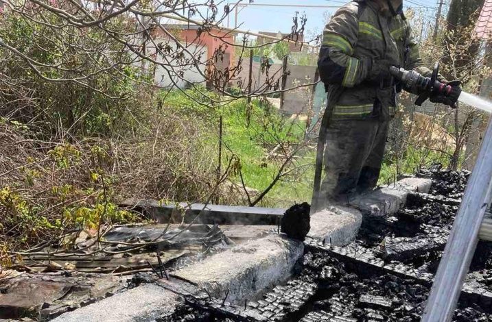 В Севастополе силами МЧС России ликвидирован пожар в дачном доме