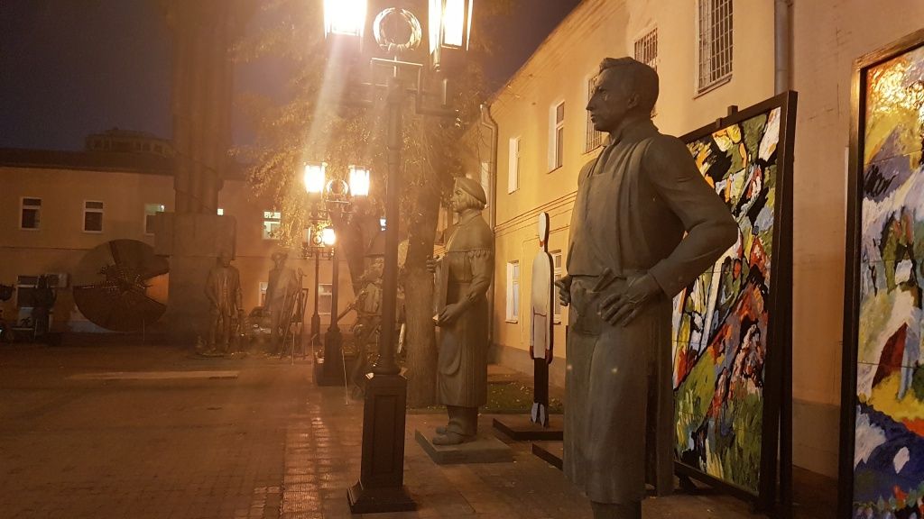 во дворе ММОМА