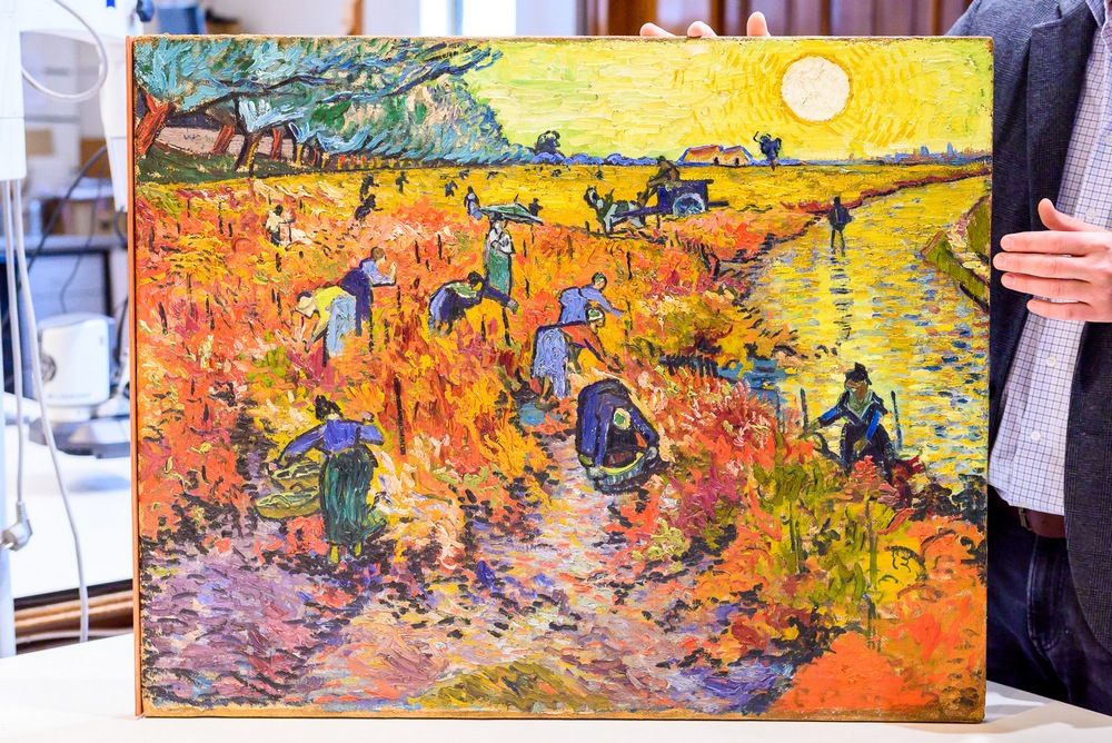 Реставрация картины Винсента Ван Гога «Красные виноградники в Арле. Монмажур»