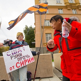 Российский «Счастливчик» в Международный день мира устроил пикет у посольства «США»