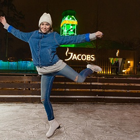 Ледовый лабиринт: В Парке Горького открылся каток Jacobs Monarch