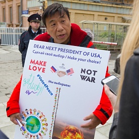 Российский «Счастливчик» в Международный день мира устроил пикет у посольства «США»