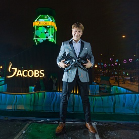 Ледовый лабиринт: В Парке Горького открылся каток Jacobs Monarch