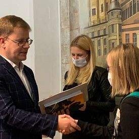 Более двухсот юных москвичей приняли участие в конкурсе детского рисунка ко Дню города