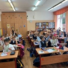 Общественники научили московских школьников создавать светоотражающие фликеры