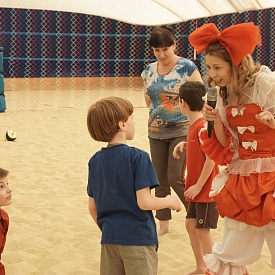 Активисты ОНФ в Подмосковье организовали спортивно-развлекательные занятия на песке для детей с аутизмом