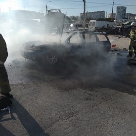 Севастопольские огнеборцы ликвидировали пожар в автомобиле на платной парковке