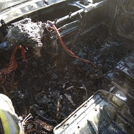 Севастопольские огнеборцы ликвидировали пожар в автомобиле на платной парковке